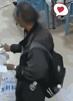 女子在医院缴费时，无意中看到一位衣服破旧的患病老人后，担心老人没钱吃饭，特意去换