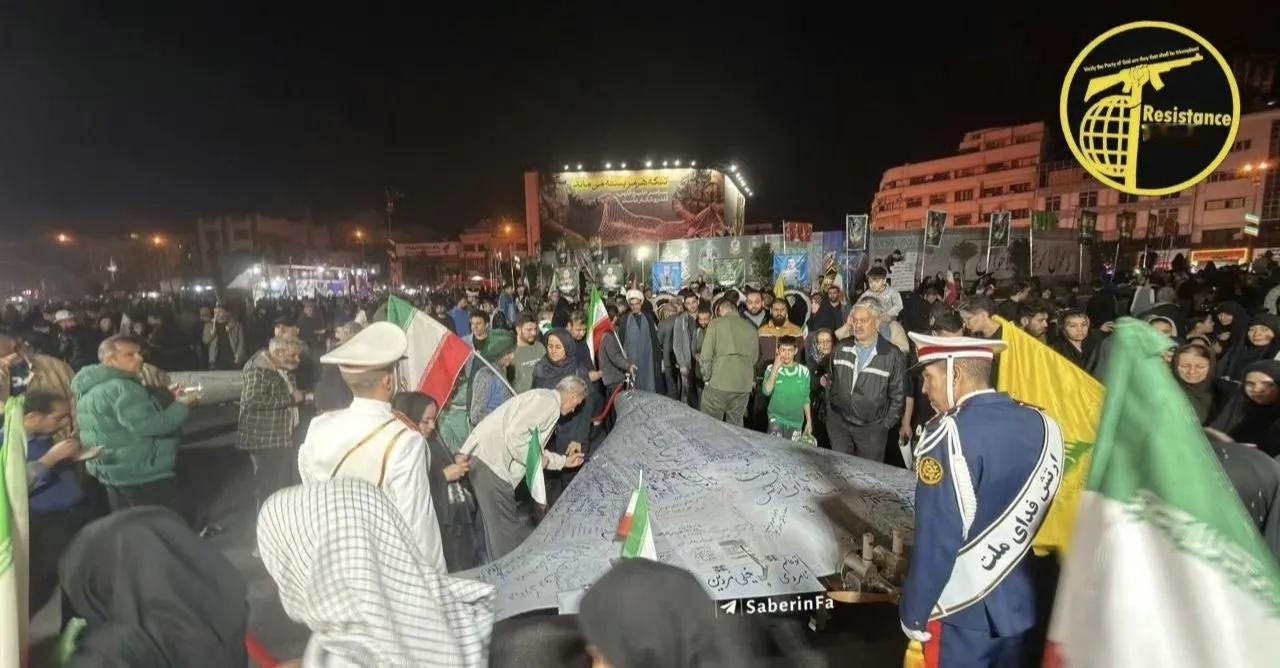 伊朗伊斯兰革命卫队在德黑兰恩格拉布广场摆放了一架“见证者”136无人机，现场集会