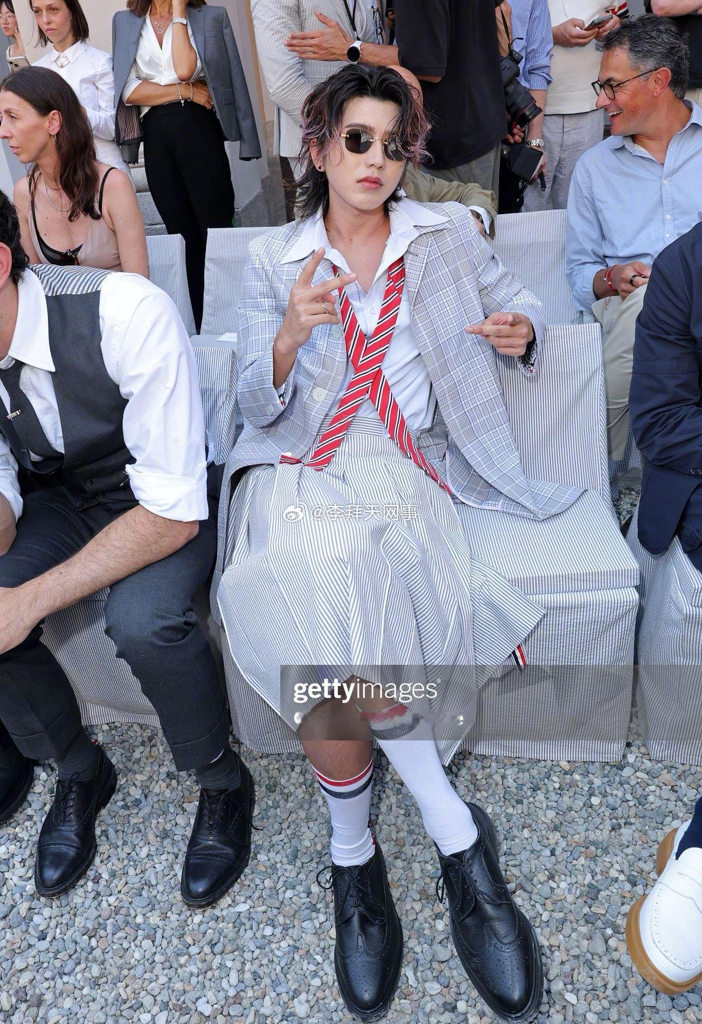 蔡徐坤穿了裙子挣脱固有偏见，于裙袂间演绎刚柔交融的先锋美感。 