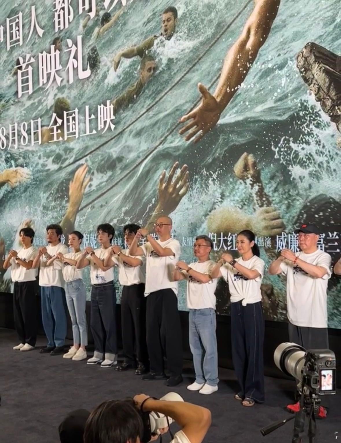 看完东极岛你会懂这个抱拳刷到好多观众自发的抱拳礼！好燃好感人的观影氛围！ ​​​