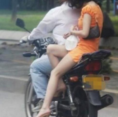 1989 年，24 岁女子邱兰和丈夫杨彪在水库洗完澡，坐摩托车回家，途中裙子被风