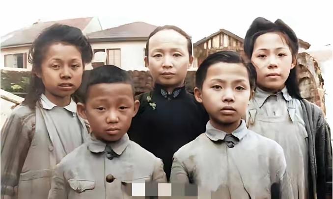 英雄遗孀流落街头，一封求助信递到陈毅手中，结局看哭千万人
 
上海解放，百废待兴