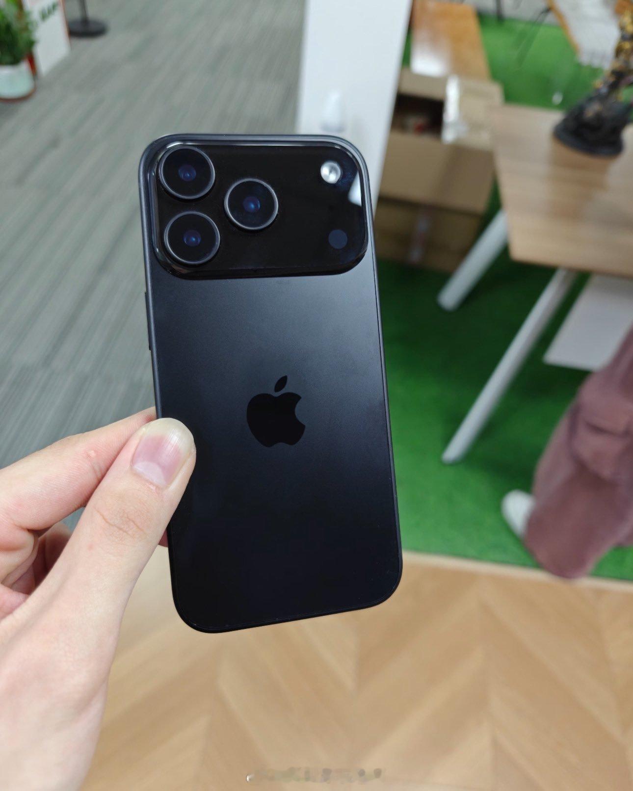 iPhone 17 Pro提前看一下[doge]，感觉有点厚度啊 ​​​