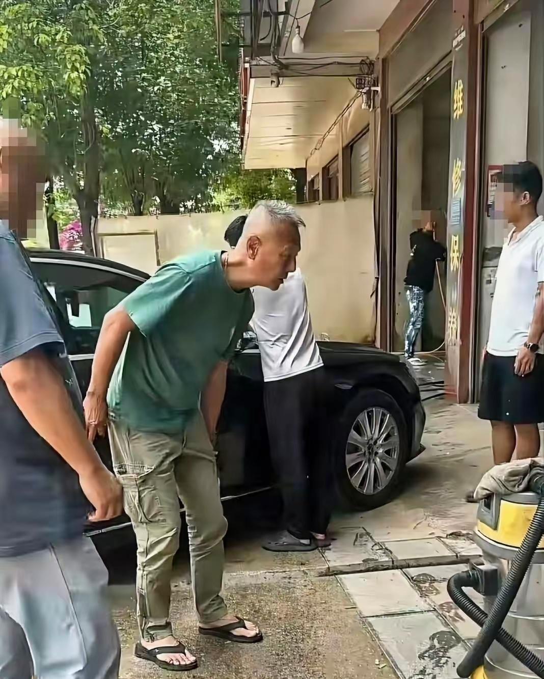刘雪华曾经最爱的男人，如今也老了，头发白了，背有点弯，不说名字很难认出来
介绍一