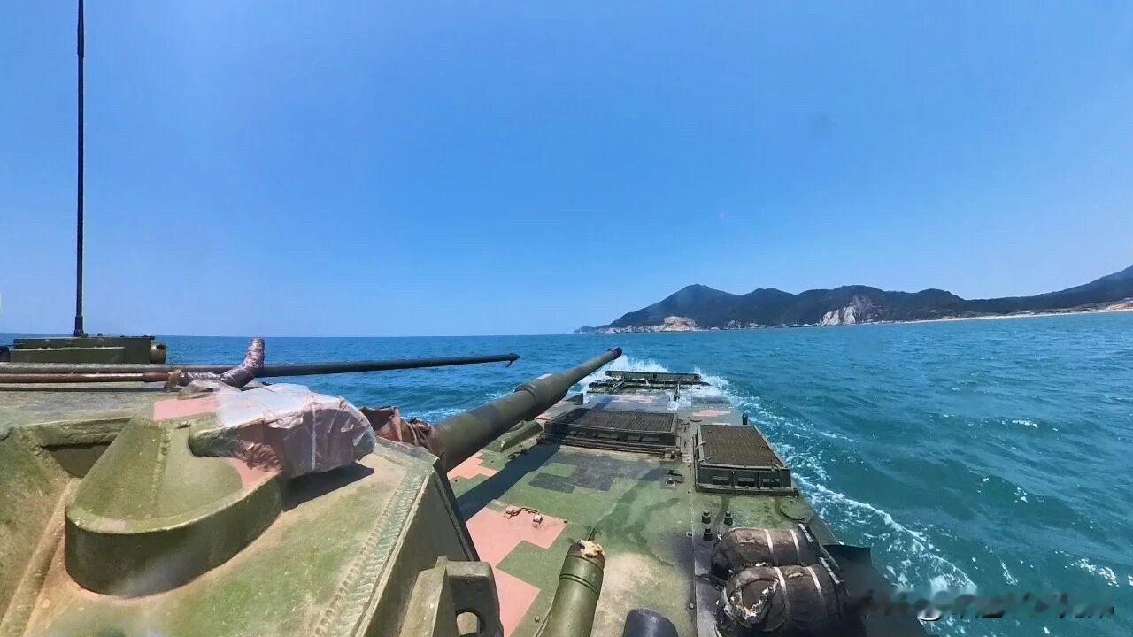 天气热了，东部战区陆军第73集团军某两栖重型合成旅，又下海打炮了，而且还玩侧向对
