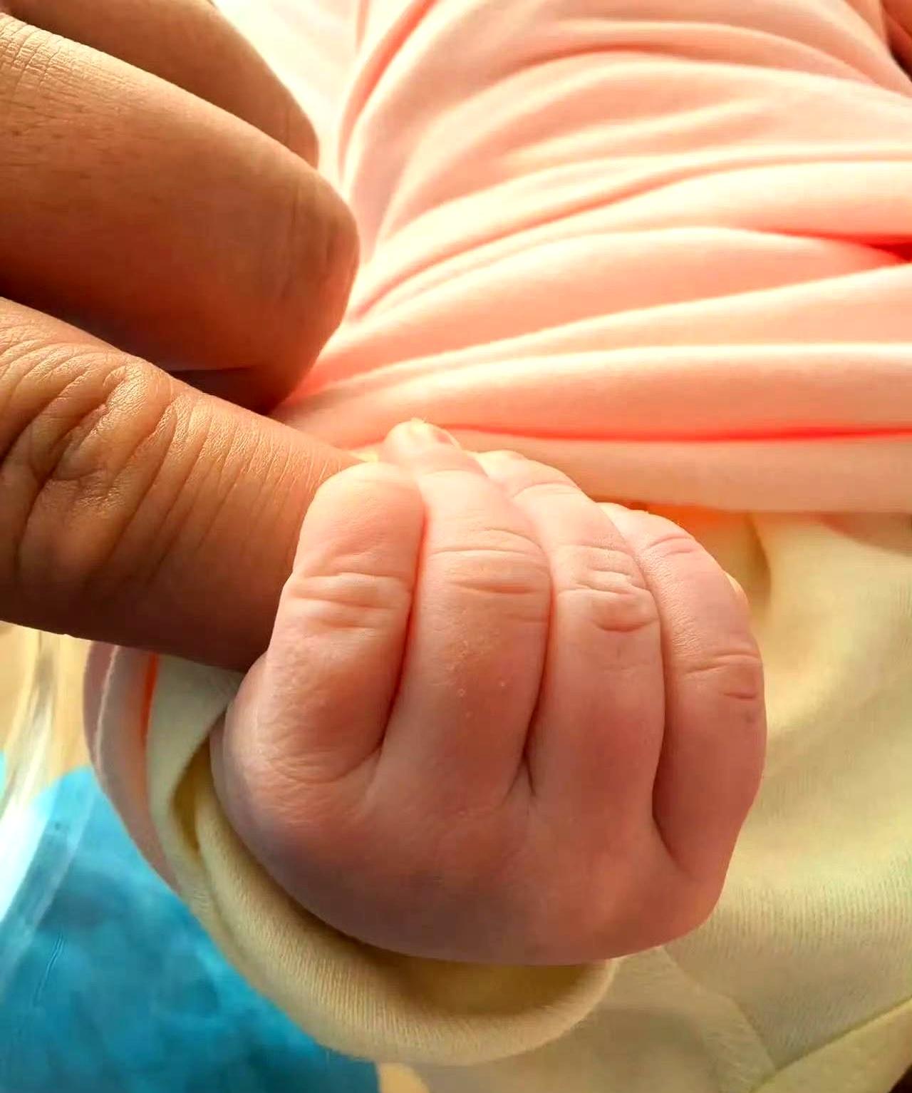 44岁头回当爸
 

阎鹤祥今天官宣女儿出生。
 

1月13日，他在和睦家陪产