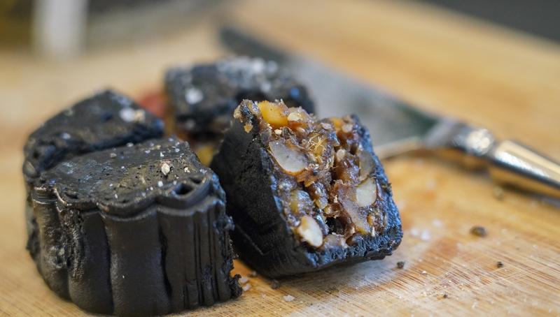 现在的月饼口味真的越来越猎奇了。就说螺蛳粉月饼，米粉界“顶流”和传统糕点的组合，