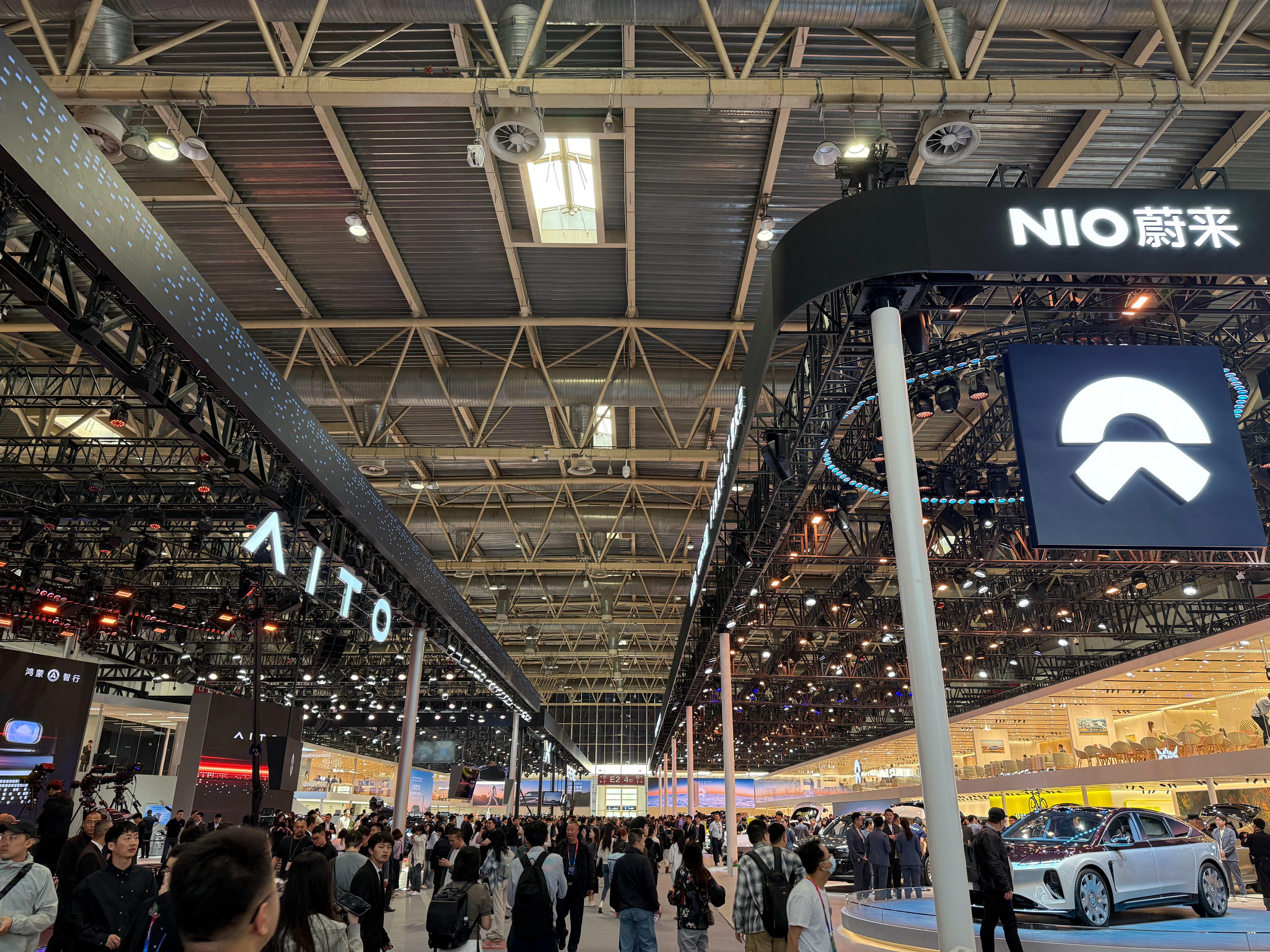 蔚来有点狠，展台面积差不多=问界+小鹏 