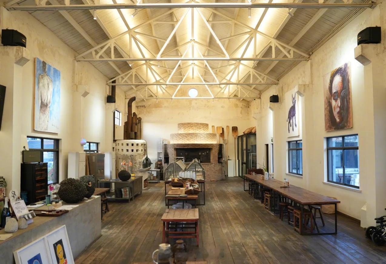 【顾客称在上海一网红餐厅吃出活蛆，商家：正与顾客沟通，市监部门已到店调查】商家回