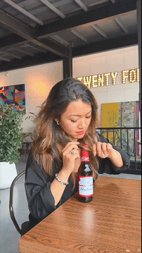 图一：以后喝酒带她的话，连找老板要开瓶器都省了。
图二：还敢说要瘦吗，大风都可以