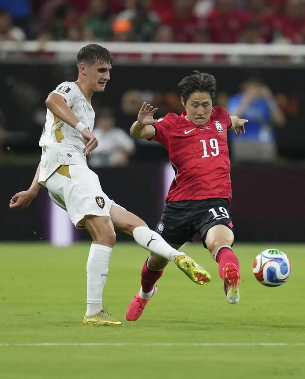 韩国2-1逆转捷克！换下孙兴慜反而提速，这招够狠！世界杯A组小组赛战报：韩国队2