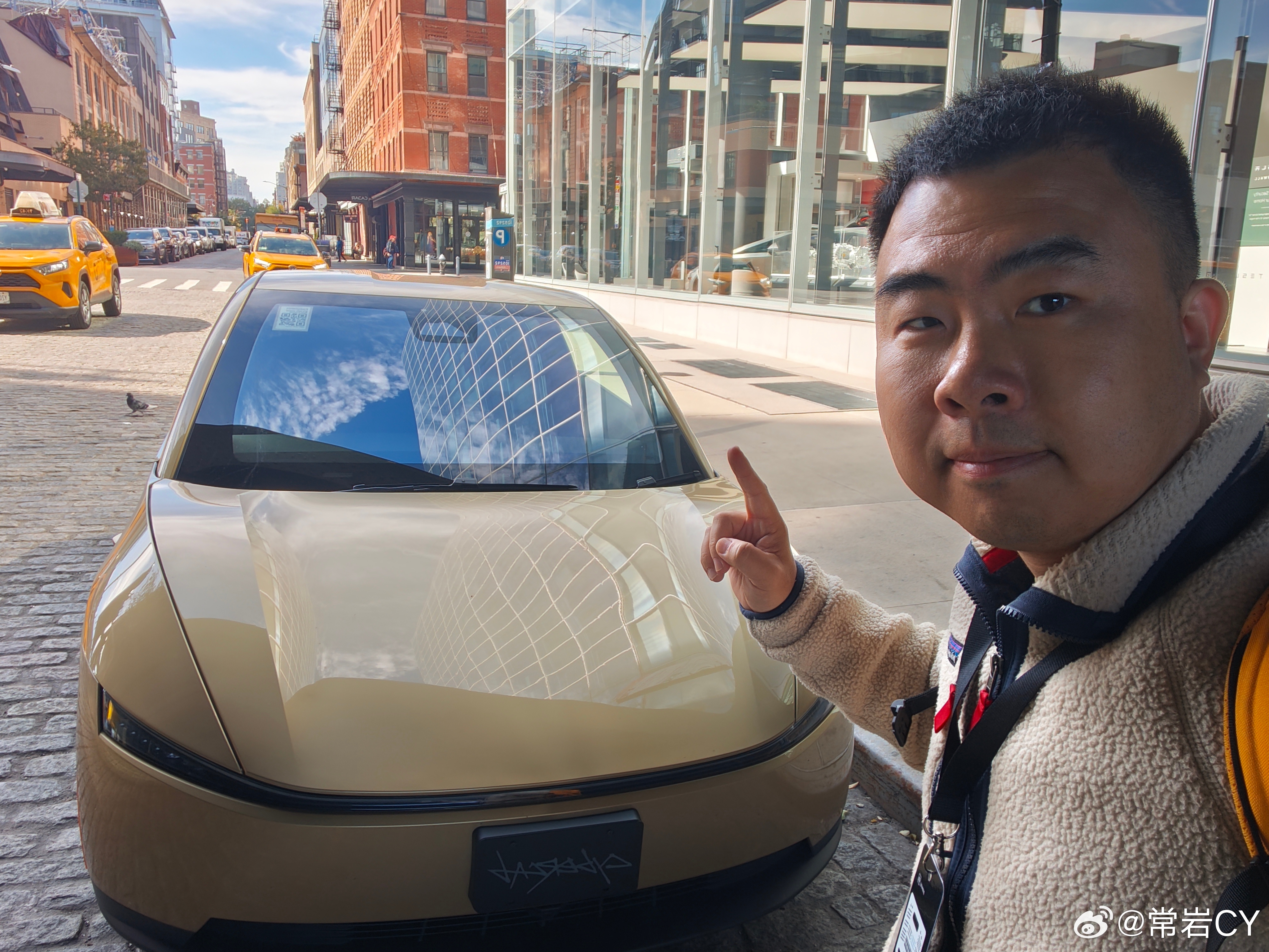 我这有个全网独家。我在纽约拍到了一辆特斯拉正在店头移动的 Cybercab，是带