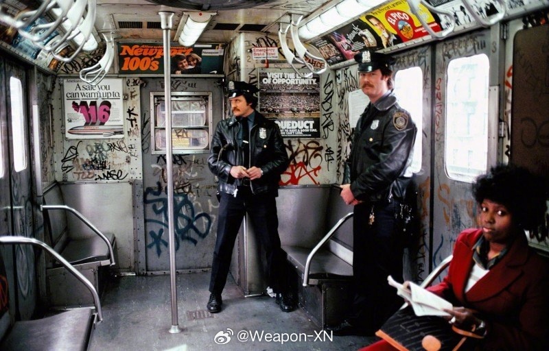 #照片中的历史[超话]# 1981 年，纽约。两名警察在地铁车厢巡逻。 ​​​
