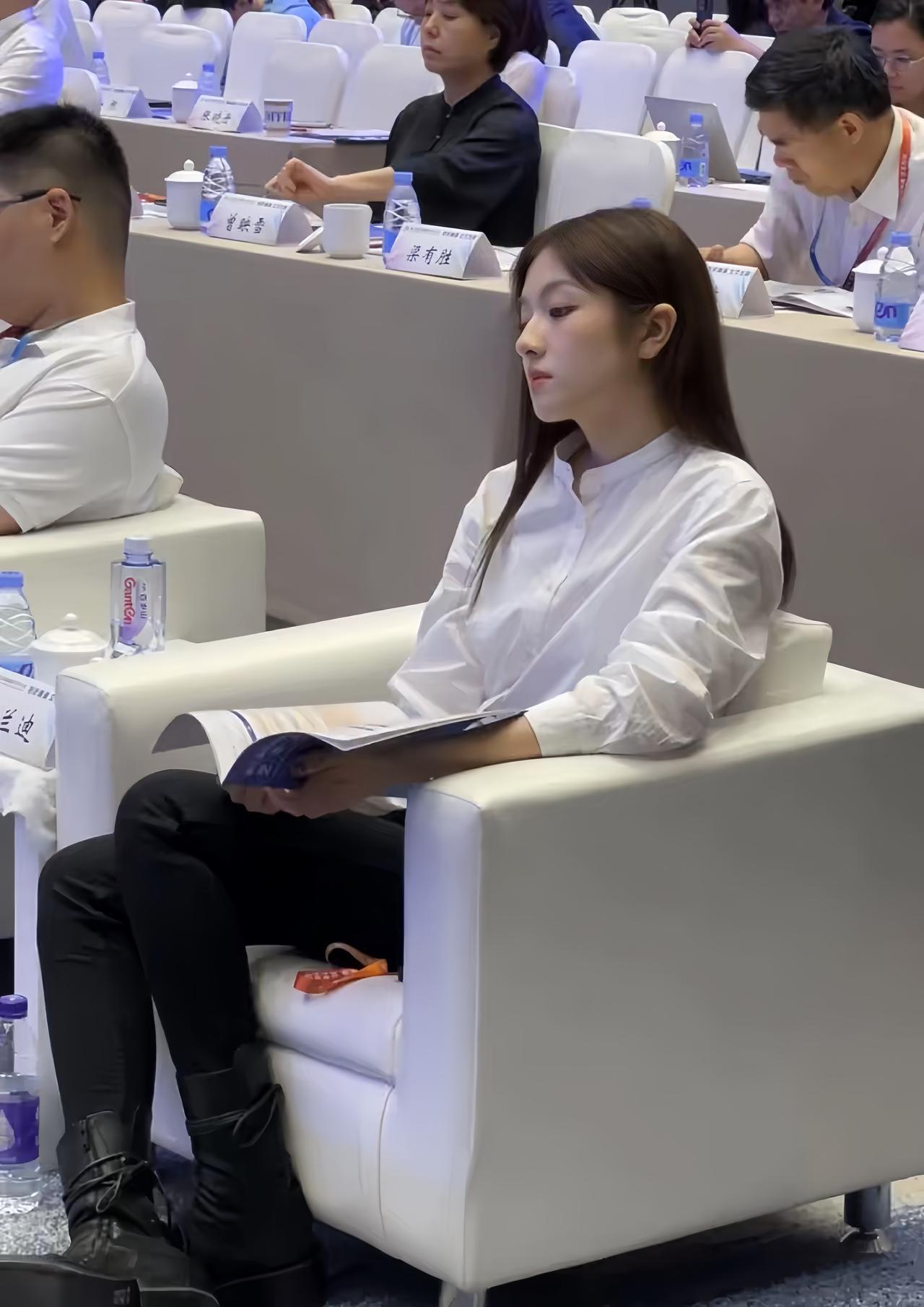 近期，李兰迪参加活动的美照，一身正装的她，自带一股清冷的气质，又美又飒。