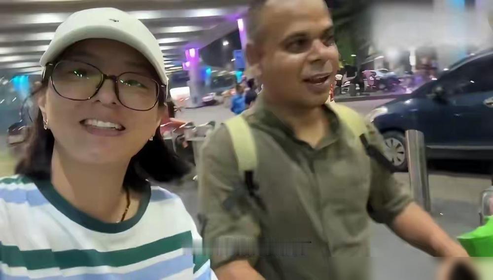 中国网红丹丹终于回印度了她直播独自飞印度加尔各答。

我之前刷到过她在国内开印度
