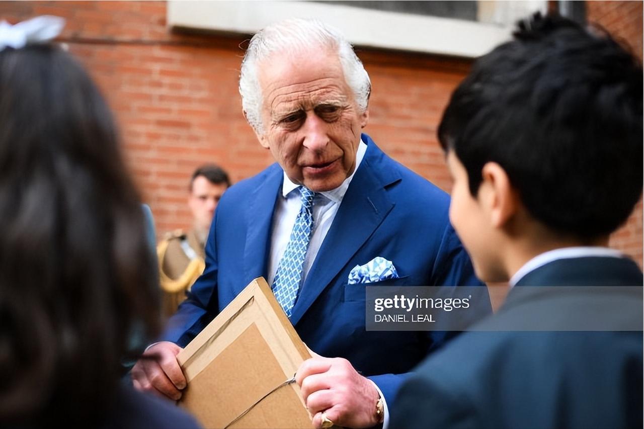吃不消的身体！建议查尔斯国王让位给威廉王储，据王室医生透露，查尔斯国王的身体健康