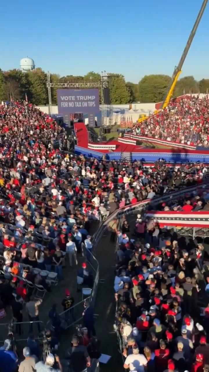 去听川普演讲的人确实比去听哈里斯的人密集。