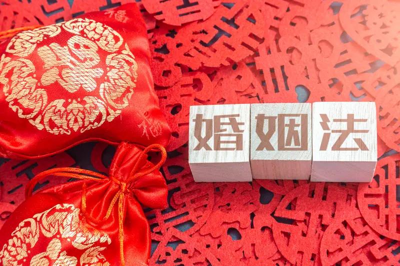 出轨该不该纳入婚姻法，这事儿挺值得探讨。目前，单纯婚内出轨不算明确被制裁的违法行