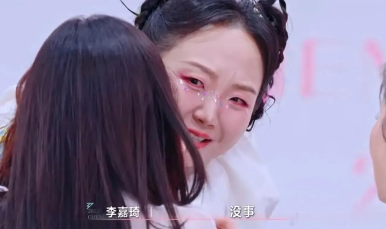 李嘉琦淘汰从初登舞台到如今，她肉眼可见地瘦了许多，甚至自信地穿上露脐装展示身材。