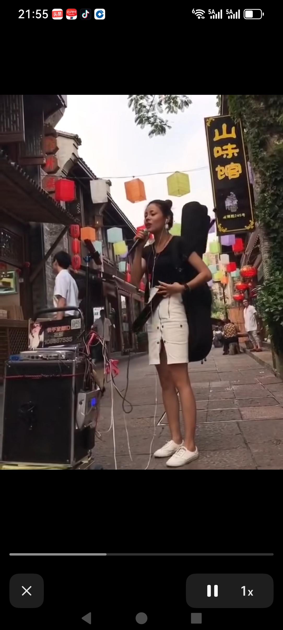 三年前花姐去唐艺直播大舞台的现场，人气直接干到八十万加。看着抖音的鼻祖花姐的点点