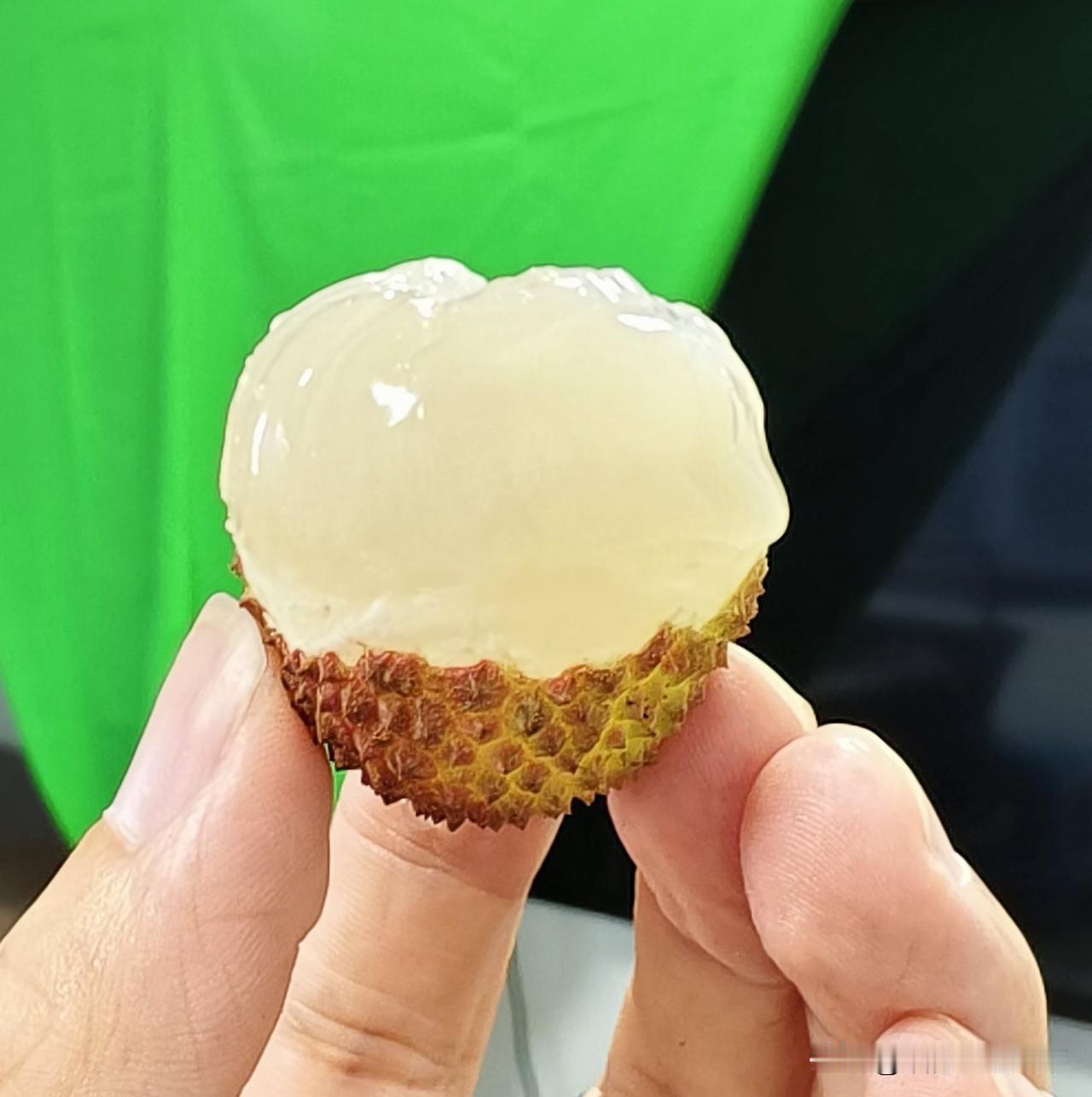 荔枝我们只吃新鲜的。晶莹剔透