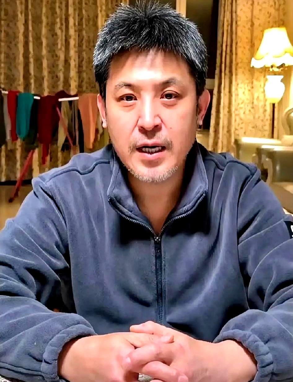 一个大男人，竟在镜头前哭得泣不成声。
 
他就是演员孙涛，那个总在春晚逗你笑的老