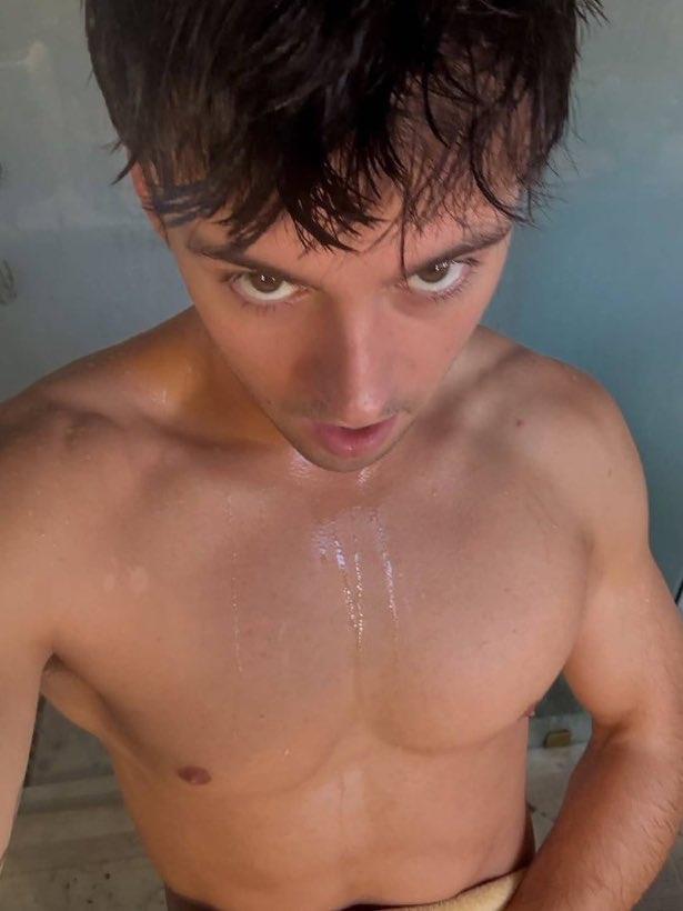 Tom Daley 最新自拍，怎么像个小男孩！