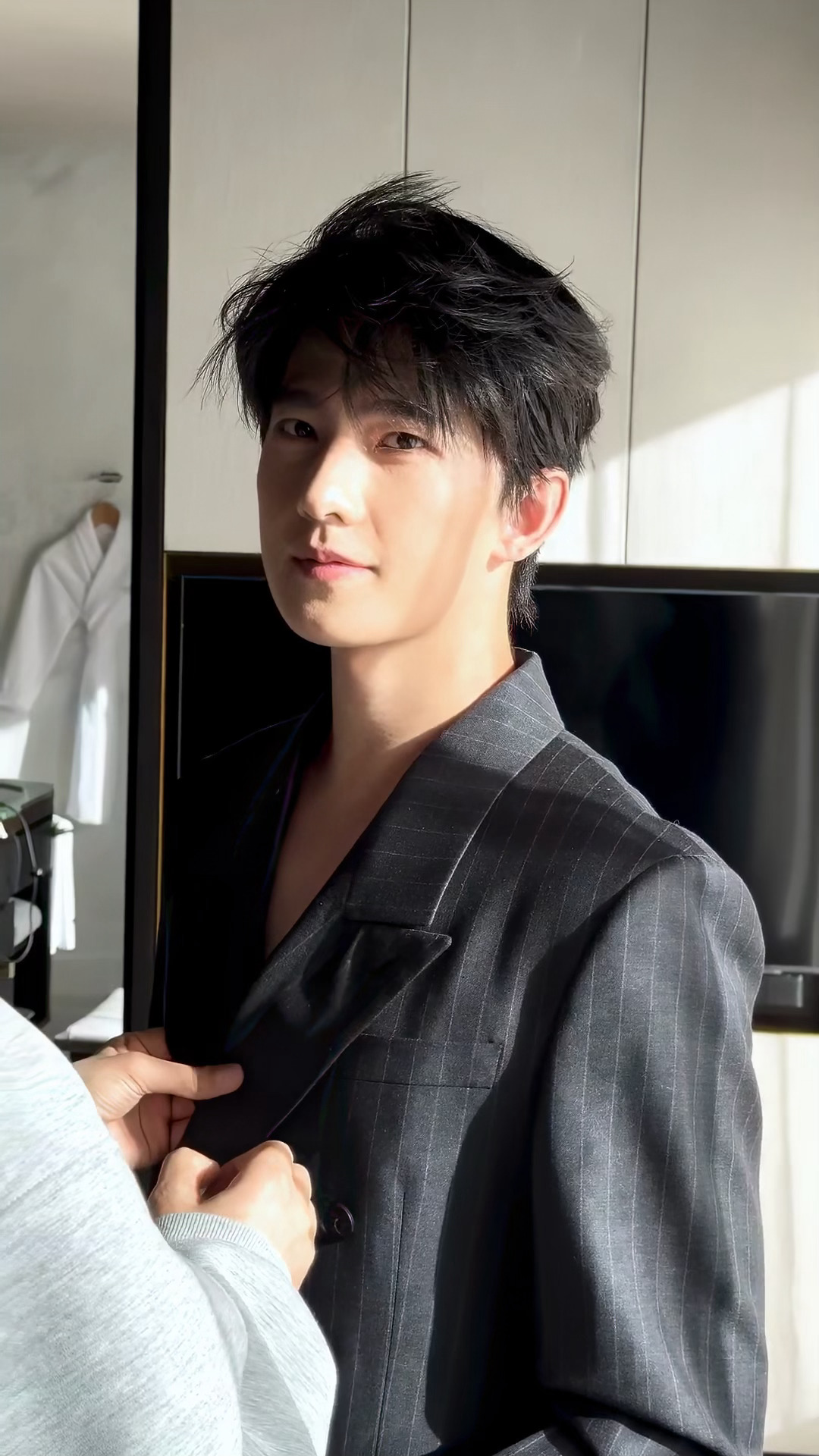 你是杨洋那他是谁杨洋的气质从不是单一的惊艳，他往那里一站，便是中式审美里公子哥模