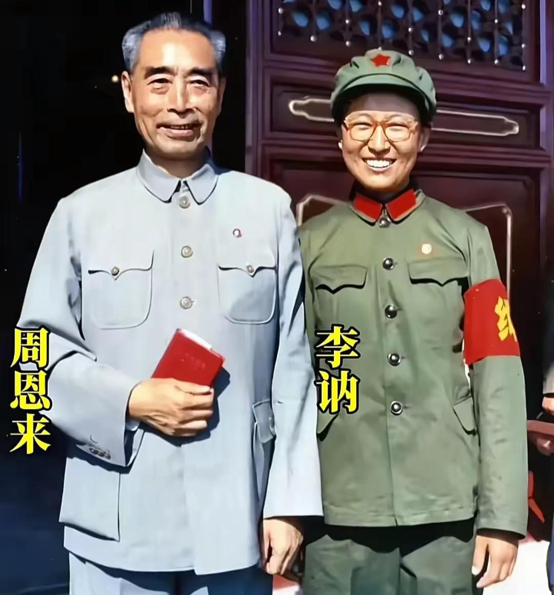 这是周总理和李讷在天安门城楼上的真实样貌，都看看吧，这可不是演员扮演的。

照片