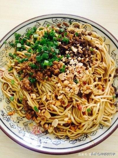 今天打卡南艺美食四川宜宾燃面。
给我感觉就是南京的干挑面么。
无非是面条加肉沫加