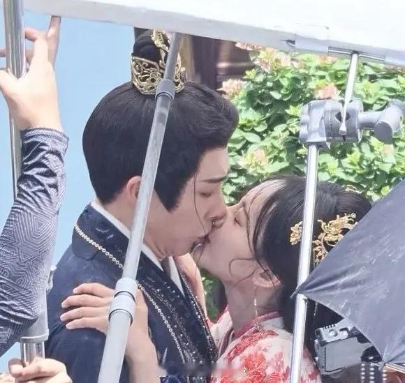 刘宇宁李一桐吻戏路透一出来，又开始被嘲了 ​​​