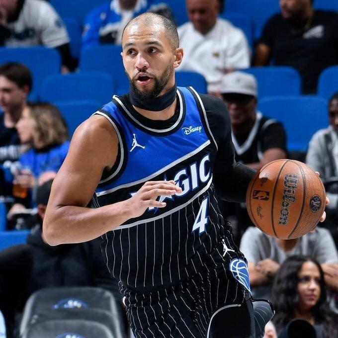 最近NBA禁止魔术队球员杰伦-萨格斯将头带戴在脖子上一事闹得沸沸扬扬。
这看上去