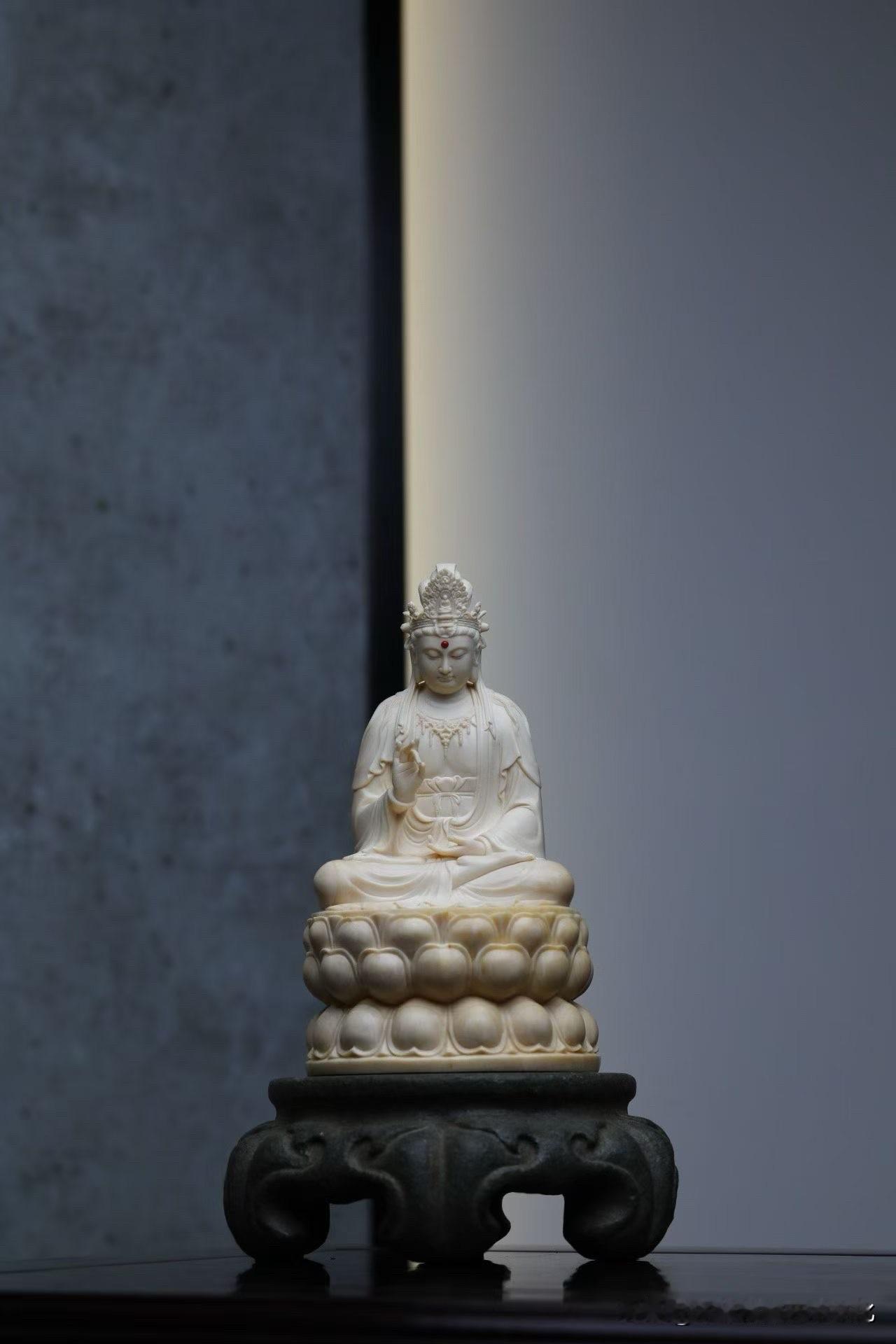 自在坐莲，静观万象。

猛犸温润细腻，观音自在而坐，身着天衣，姿态舒展自然。眉目
