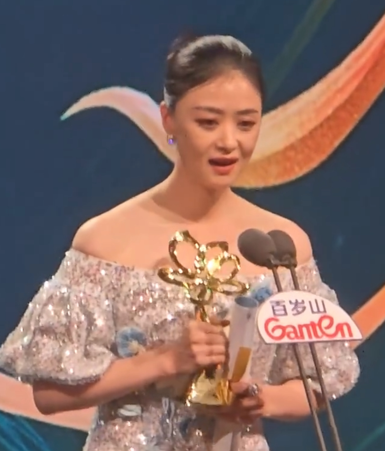 蒋欣最佳女配角蒋欣凭借《小巷人家》获得第30届白玉兰最佳女配角，恭喜！白玉兰内场
