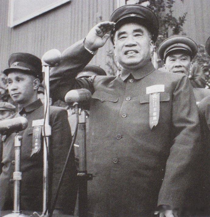 1952年8月1日朱德和粟裕在全军体育运动会开幕式上历史影像