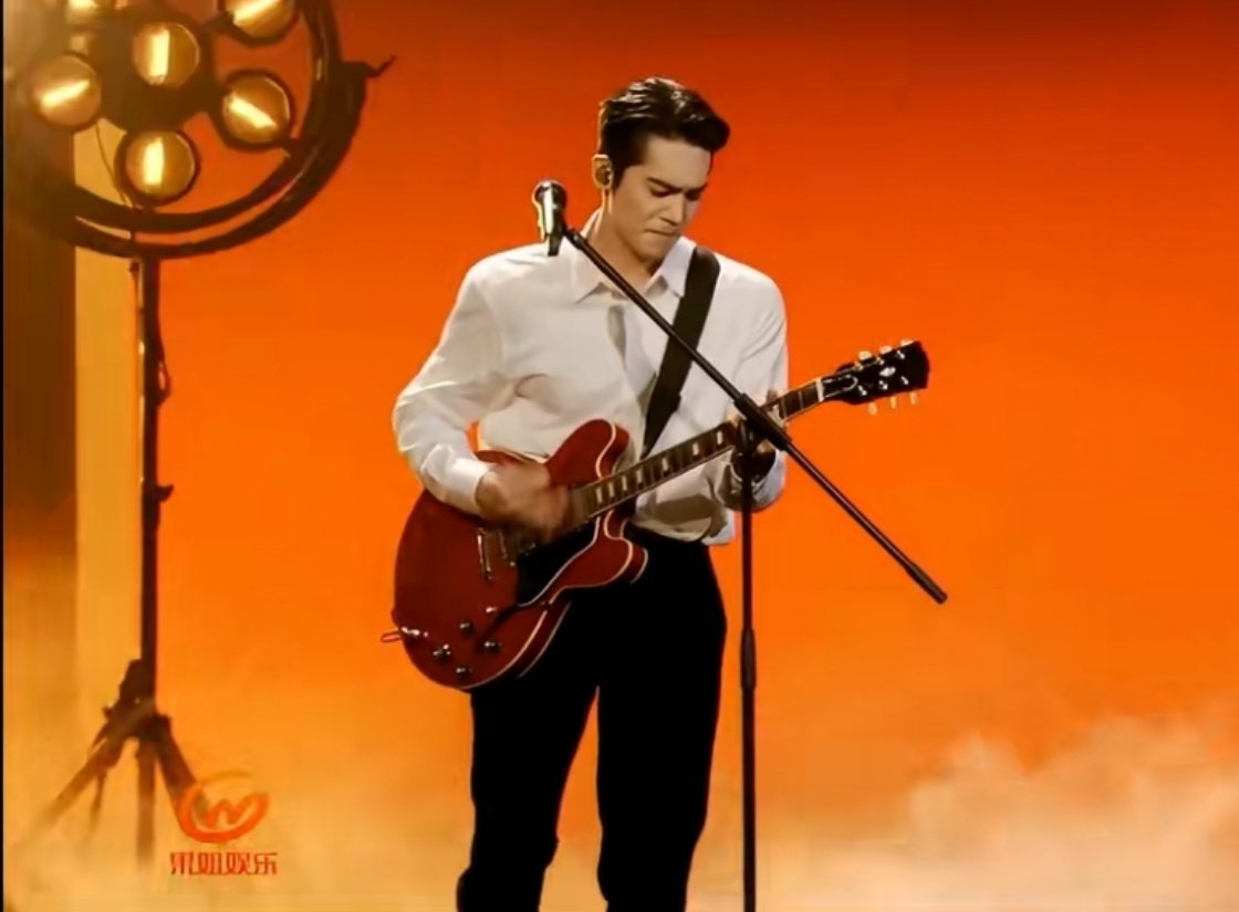 于适摇滚演戏唱歌弹吉他，骑马射箭打篮球。于适真是太全能了，期待他在电影《四渡》中