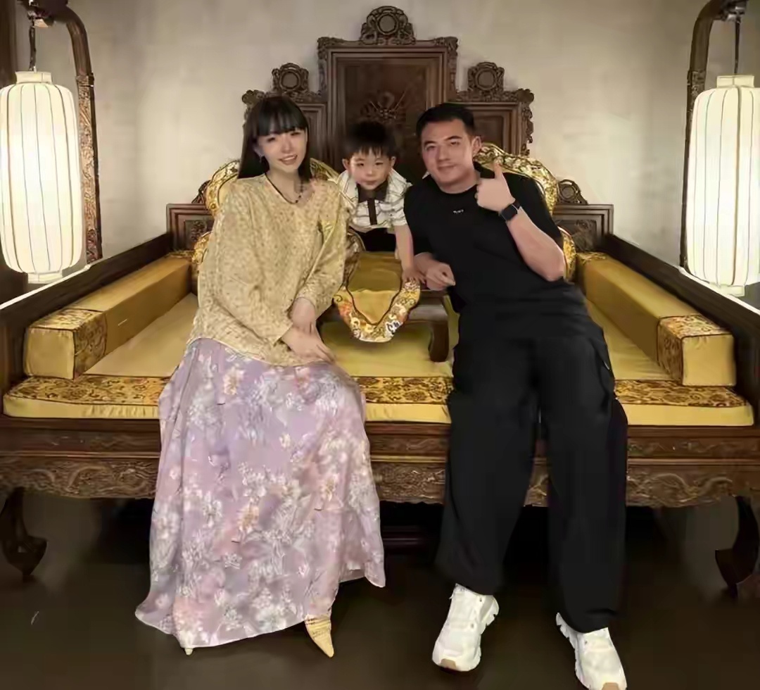 夕又米晒三世同堂照庆木婚，4岁儿子虎头虎脑，18岁女儿留学国外 