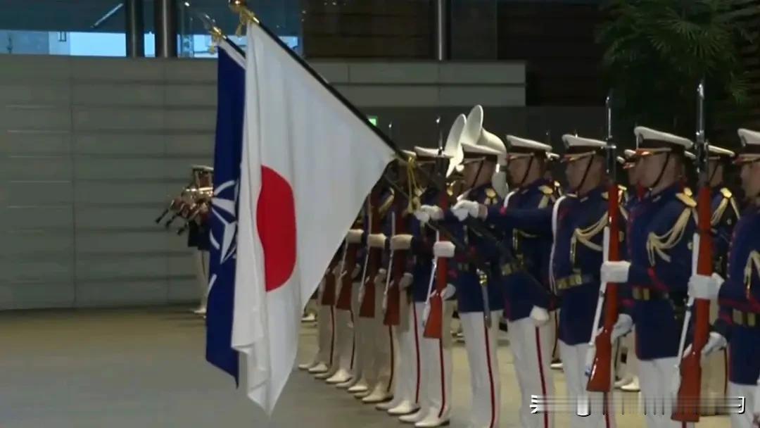 日本一艘渔船前几天非法闯进钓鱼岛海域，被我们海警直接驱离。巧的是，就在这事发生前