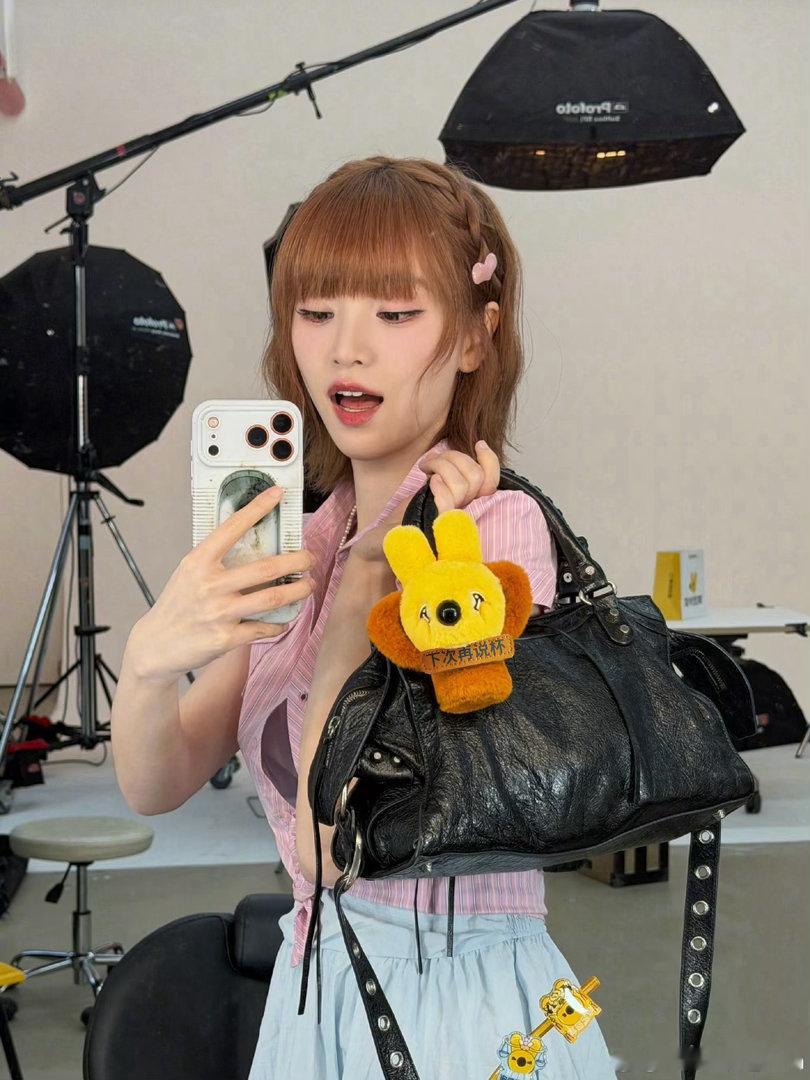 黄灿灿的奖杯也是黄灿灿的 下班路透里的黄灿灿穿着私服，扎着马尾，捧着小奖杯笑得好