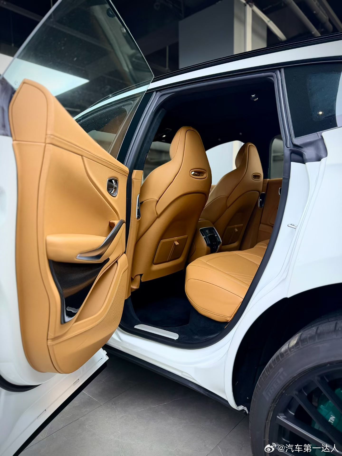 阿斯顿马丁DBX 4.0T，150公里，26年上牌，准新车况，完美升级英国原厂7