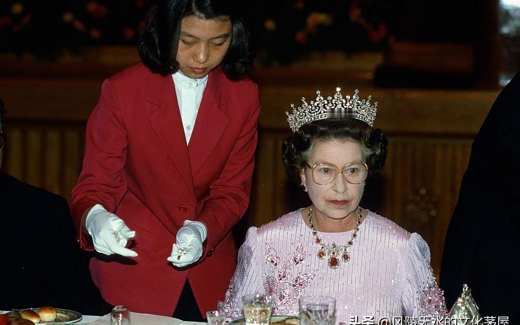 1986年北京人民大会堂国宴上的英国女王伊丽莎白二世和她佩戴的璀璨珠宝
1986