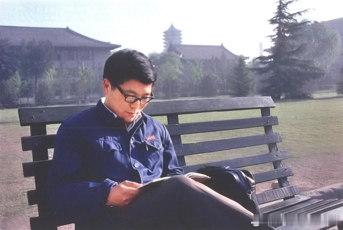 80年代北京大学内看书的青年历史影像 ​​​