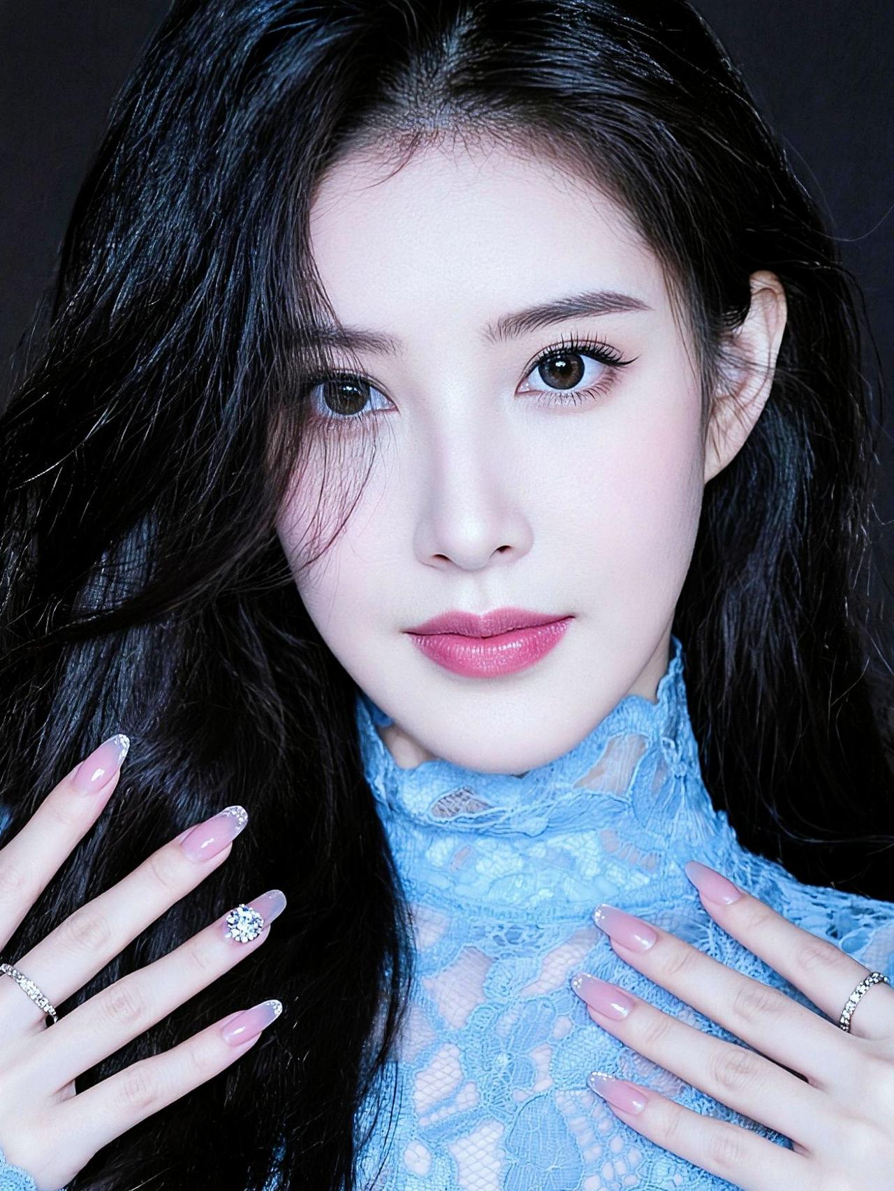 求满几时满，知止方为止。AI冷调氛围感写真 抖音ai创作 情感美女