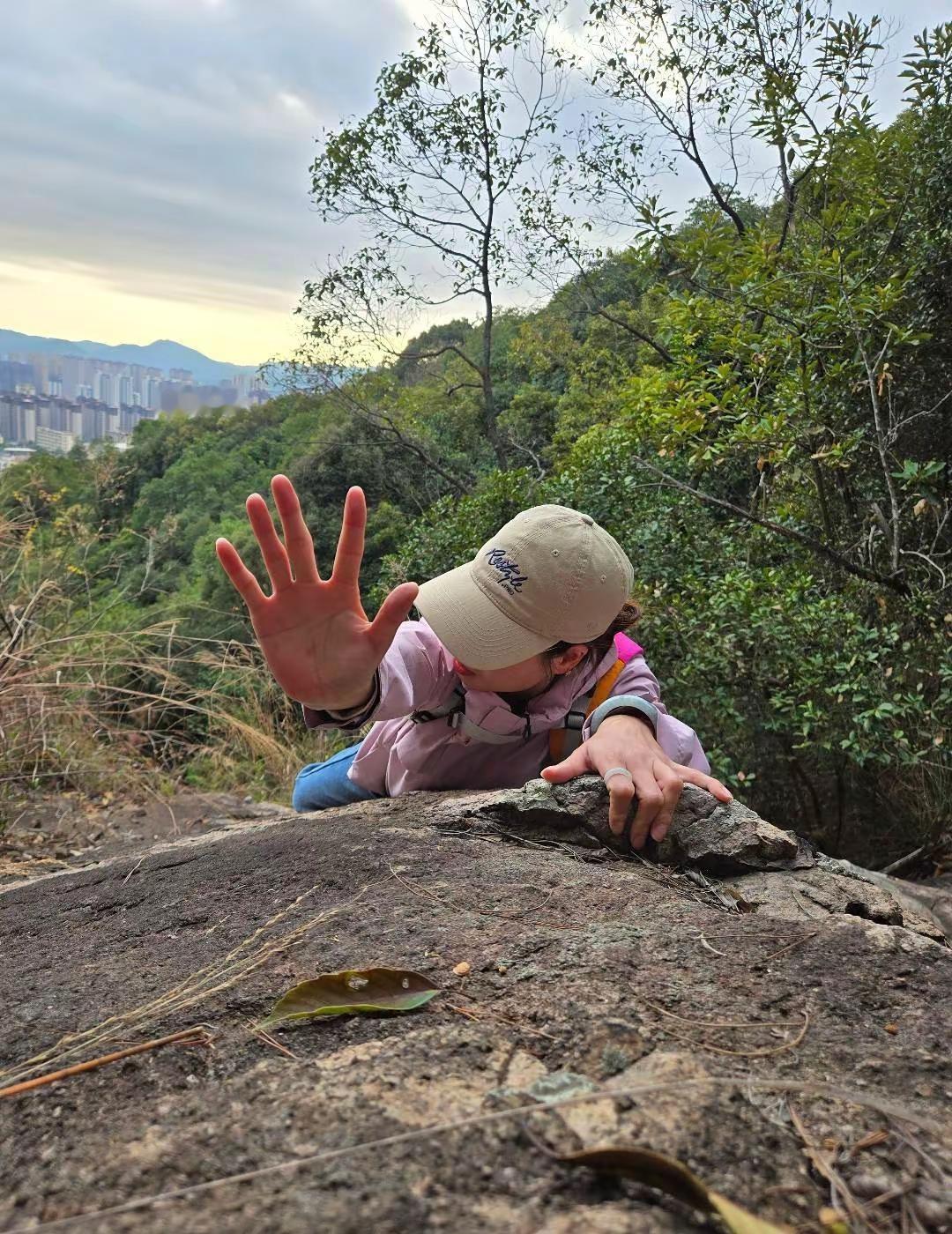 快收藏起来，山顶遇到斜坡，让你的搭子这么拍！包出片的！户外 拍照姿势 不露脸山顶