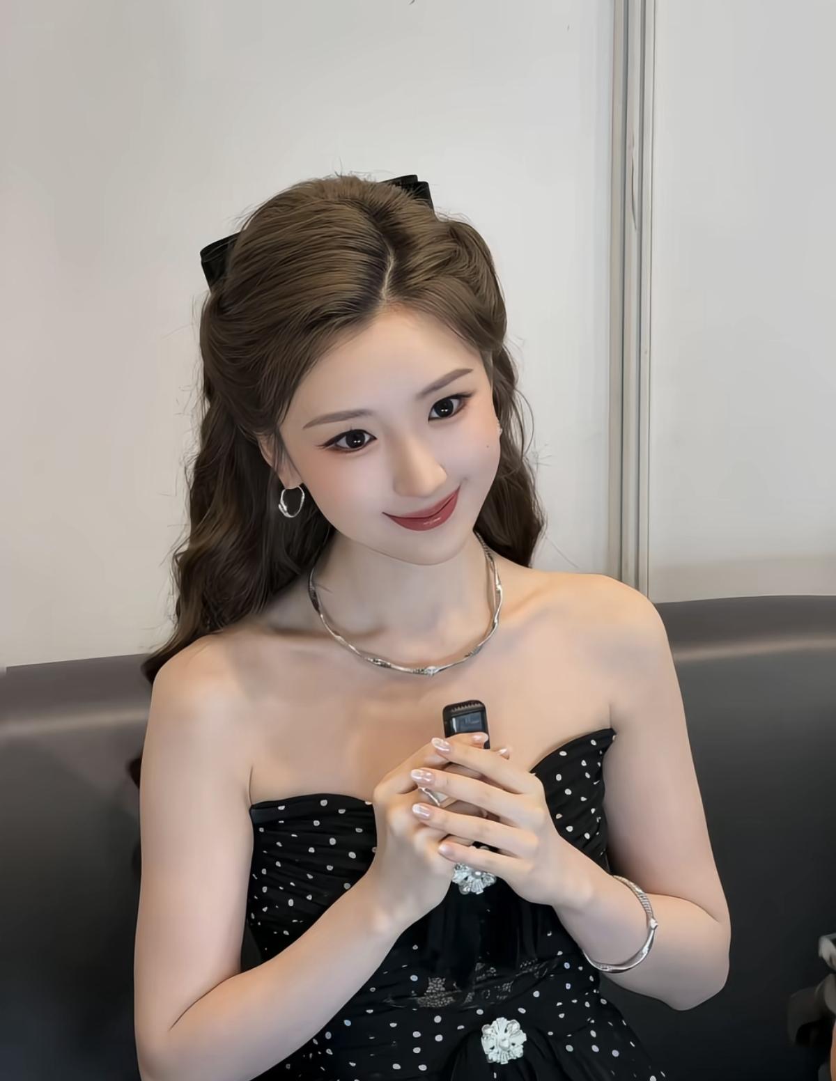毛晓彤这套抹胸波点礼服，完美复刻经典赫本气质[比心][加一]娱乐明星