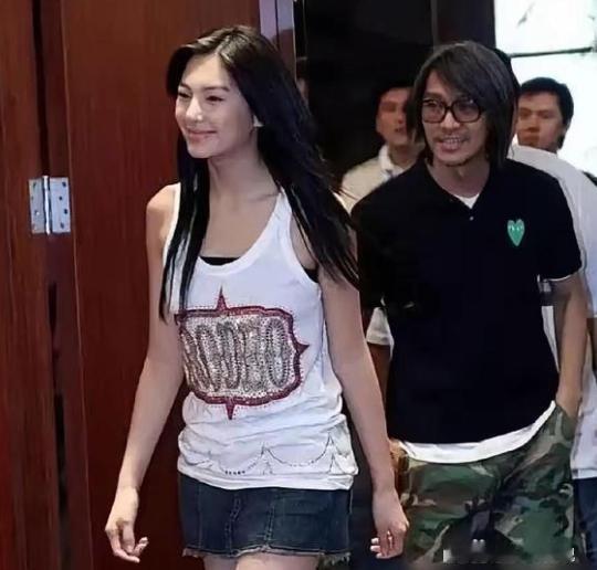 张雨绮跟周星驰解约时，赔了300万大家都以为两人老死不相往来了，结果几年后，张雨