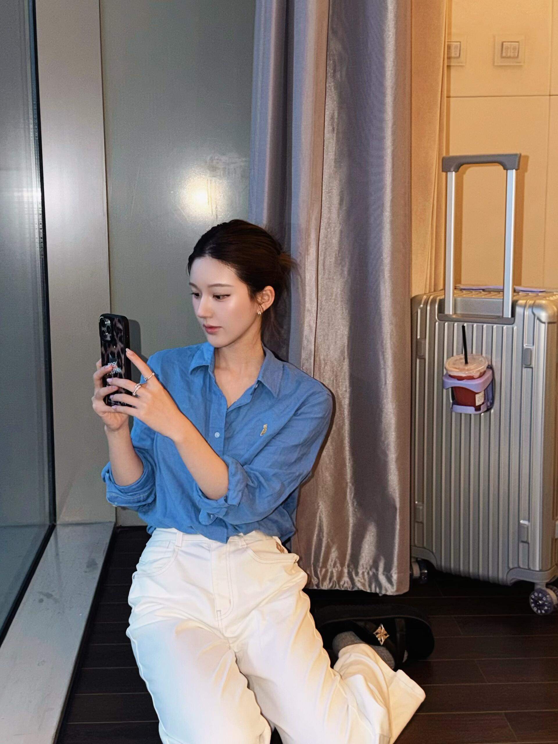 赵露思今日更新小熊的蓝色衬衫💙🤍 