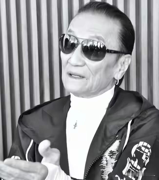 香港影坛“四大传奇”只剩胡枫一人
 
谢贤、邓光荣、曾江先后离世，香港影坛昔日四