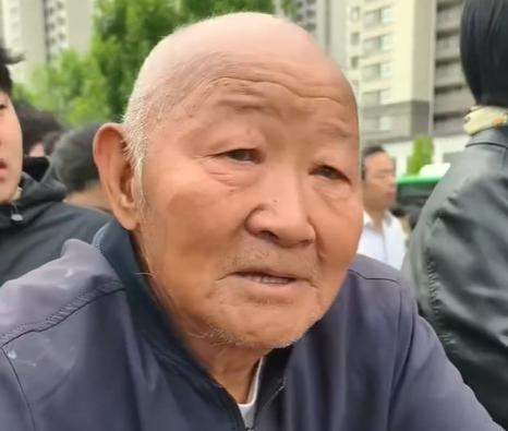 白发守寒窗，十五载情深！七旬爷爷陪考落泪，温暖一座城
 
2026年6月7日，山