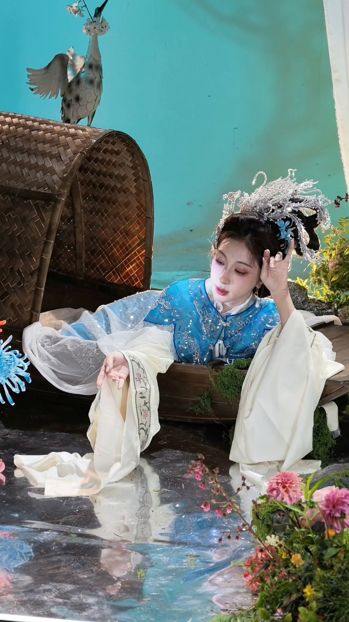 娱乐张小婉花神张小婉汉服我见花神 再拜观音 